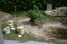 Gartenteich Sauberkeitsschicht einbringen