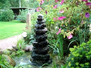 Quellstein in Pagodenform am Musterteich