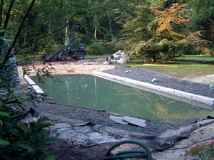 Schwimmteich bef&uuml;llt