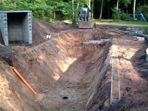 Schwimmteich Bodenablauf und Fundament sind drin