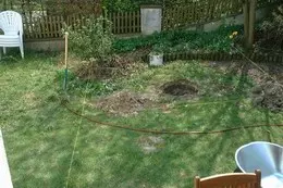 Gartenteich - Umriss mit dem Schlauch ausgelegt