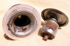 Kalkablagerung auf dem Stator und Rotor der Aquamax Teichpumpe